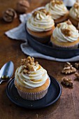 Walnut cupcakes with maple syrup