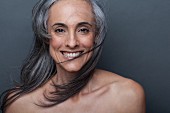 Portrait einer älteren Frau mit wehenden, grauen Haaren