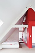 Schlafzimmer mit roter Wand im Dachgeschoss