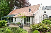 Renoviertes Landhaus mit Wintergartenanbau und Terrassenplatz