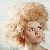 Blonde Frau mit extravaganter Frisur