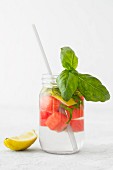 Detox-Wasser mit Melone, Zitrone und Basilikum