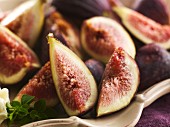 Fresh red figs (close-up)