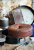 Schokoladenkuchen mit Mascarponefüllung, in der Mitte eingesunken