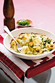 Gratinated tortelloni with leek and blue cheese