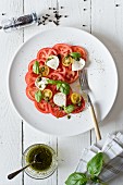 Caprese-Salat, teilweise gegessen