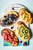 Sweet mini pizzas with marscapone and assorted fruits