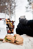 Belegte Brötchen auf einem Holzbrett beim Winterpicknick