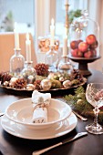 Festliches Gedeck und Weihnachtsdekoration auf Tisch