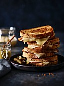 Sandwichtoasts mit Schinken und Käse, gestapelt