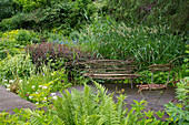 Geflochtene Sitzbank im naturnahen Garten