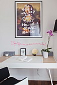Überschriebenes Mona Lisa Bildnis über Schreibtisch mit Orchidee
