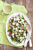 Salat mit Surimi, Wachteleiern, Radieschen, Erbsen und Mayo-Dressing