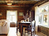 Rustikales Wohnzimmer in einem Holzhaus mit bäuerlichen Möbeln