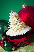Cupcake mit Weihnachtsbaum aus Buttercreme