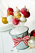 Rote, weiße und goldene Cake Pops als Weihnachtsbaumanhänger