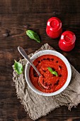 Tomaten- Gazpacho, serviert mit Basilikum und Balsamico