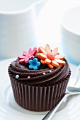 Cupcake mit Schokoladenganache und Zuckerblüten