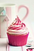 Cupcake mit Erdbeer-Vanille-Swirl