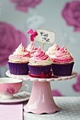 Cupcake mit Erdbeer-Vanille-Swirl und 'Eat Me' Schildchen für eine Tee-Party