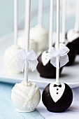 Cake Pops mit Braut- und Bräutigam-Motiv