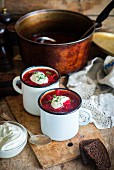 Borschtsch (traditionelle ukrainische und russische Rote-Bete-Suppe)