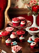Hochzeits-Cupcakes in Rot und Rosa