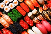 Verschiedene Sushi: Gunkan, Nigiri und Maki