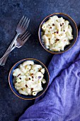 Macaroni and cheese with artichokes in two bowls