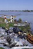 Oil spill clean up on Mississippi River