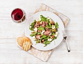 Salat mit Prosciutto, Rucola, Basilikum, Feigen und Mozzarella