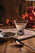 Herbstlicher Cocktail mit Gin, Mezcal und Kirsche