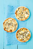 Tartlets with rocket, leek and goats' cheese