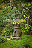 Asiatische Steinlaterne als Dekoration im Garten