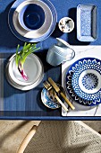 Geschirr in Blau und Weiß mit verschiedenen Mustern