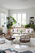 Gemütliche Lounge mit geblümter Couch und Grünpflanzen