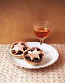 Mince Pies und ein Glas Dessertwein zu Weihnachten