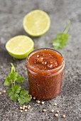 Chutney mit Limetten, Mango, Chili und Koriander im Glas