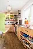 Kitchen with fronts in two colours and multicoloured accessories