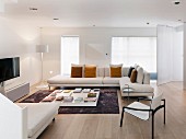 Modernes Wohnzimmer mit hellen Möbeln und Holzboden