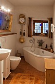 Badezimmer mit Mix aus Alt und Neu im historischen Bauernhaus