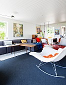Moderner Schaukelstuhl im offenen Wohnraum mit Stilmix