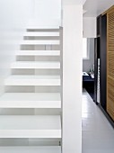 weiße, moderne Treppe mit auskragenden Stufen, Blick auf Flur