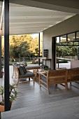Eleganter Lounge-Bereich auf überdachter, moderner Veranda