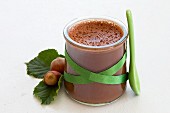 Schokoladen-Haselnuss-Flan im Glas