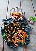 Mussels with sweet potato chips