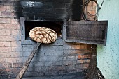 Roggenbrot (Sauerteig) wird aus dem Ofen geholt