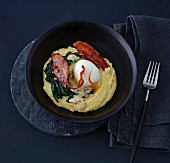 Potato purée with spinach, bacon and a soft-boiled egg