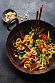 Stir-fried veal liver, vegetables and rice noodles (Asia)