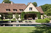 Luxuriöses Landhaus mit gepflegtem Garten und Pool